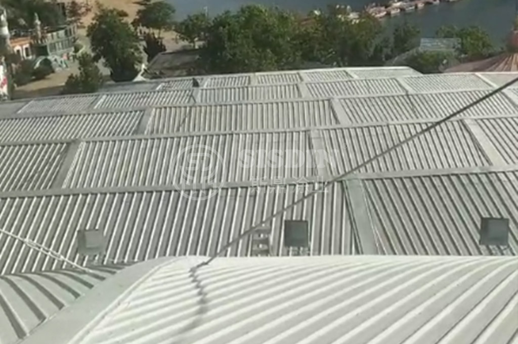 采用HS206彩鋼瓦翻新專用漆底漆，CW350彩鋼瓦翻新專用漆面漆噴涂一底兩面效果