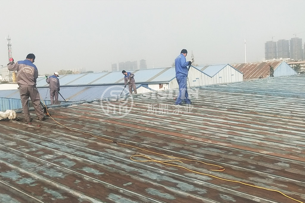斯鼎廠房金屬屋面彩鋼瓦翻新防腐施工團隊正在該企業(yè)的屋面上施工