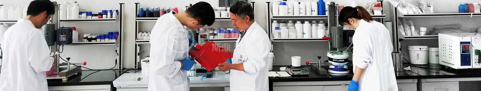 實驗室員工正在仔細的對耐久型彩鋼瓦翻新專用漆各項性能作測試