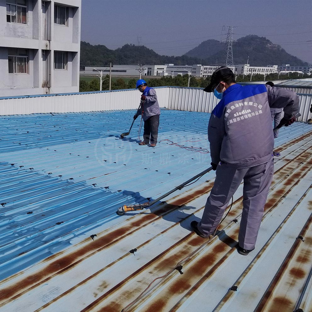 專業(yè)施工團(tuán)隊(duì)正在為一大型廠房金屬屋面彩鋼瓦翻新防腐項(xiàng)目除銹作業(yè)